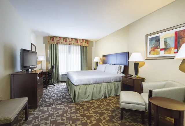 غرفة قياسية بسرير كينج مع أريكة لذوي الإعاقة، Holiday Inn Express and Suites Port St. Lucie West 3/6