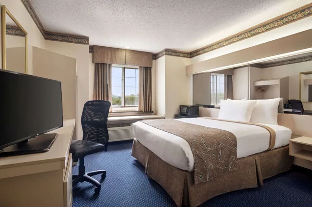 Room, Queen Bed, Travelodge By Wyndham Fort Scott 2/3
