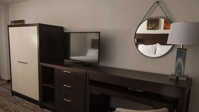 Standard, Queen Bed, Holiday Inn Alexandria Downtown 2/3