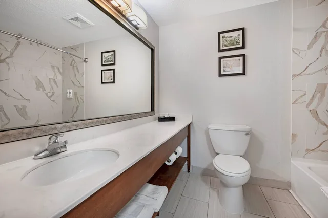 غرفة قياسية بسرير كينج، Comfort Inn Goshen, IN 7/7