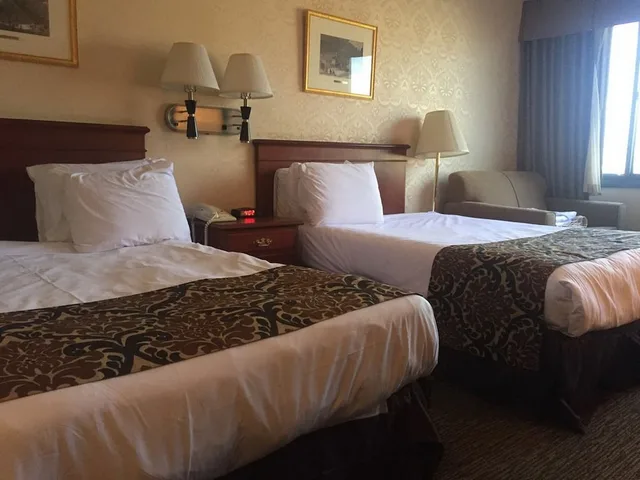 غرفة بسريرين مزدوجين مع أريكة، Airway Inn at LaGuardia 2/7