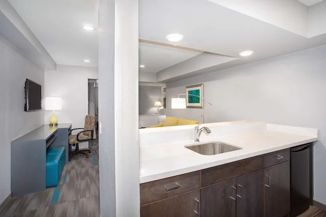 جناح بسرير كوين مع أريكة، Hampton Inn Monterey 5/5