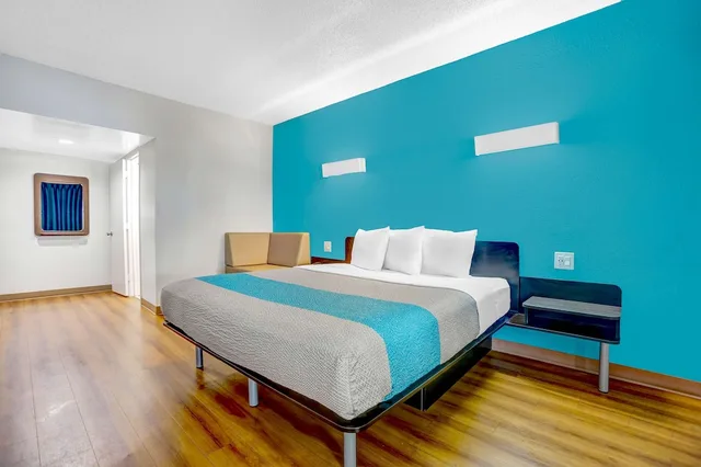 غرفة قياسية بسرير كينج لذوي الإعاقة، Motel6 Jacksonville, NC 3/10