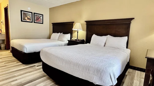 Efficiency, 2 Double Beds، Quality Inn West-Branson Theatre District 4/7