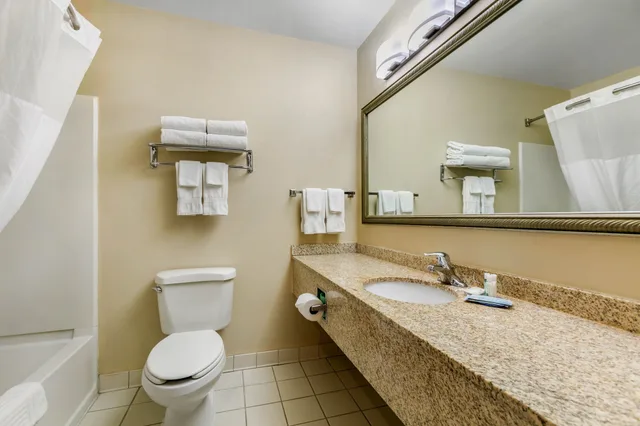 جناح بسرير كينج بجاكوزي، Quality Inn near Monument Health Rapid City Hospital 3/4