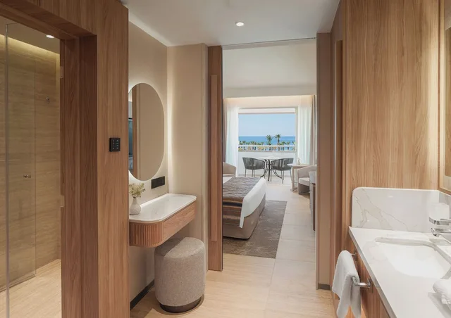 غرفة ديلوكس بسرير مزدوج بإطلالة على البحر، Olympic Lagoon Resort Paphos 9/10