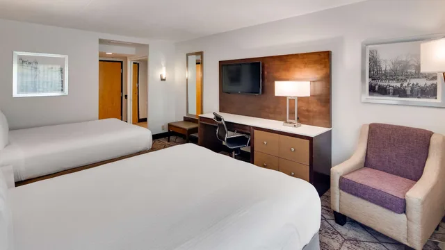 غرفة قياسية بسريرين كوين بإطلالة على المسبح، Best Western Plus Longbranch Hotel and Convention Center 4/9