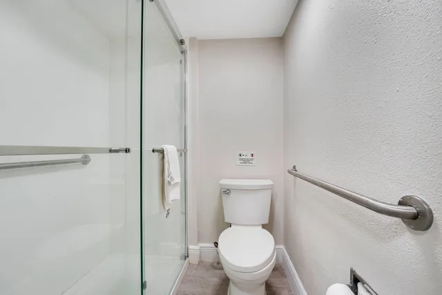 Room, King Bed, Exterior Entrance، Quality Inn and Suites Airport Cruise Port Hollywood 7/9