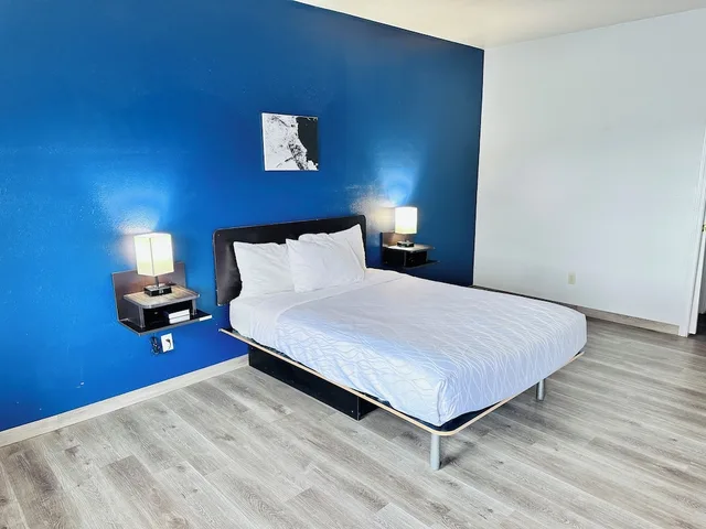 غرفة قياسية بسرير كوين بإطلالة على المدينة بغرفة نوم واحدة، Beaverhead Lodge Dillon Ex Motel 6 Dillon Mt 4/10
