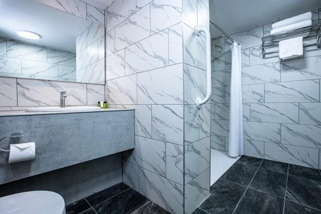 غرفة بسريرين منفصلين مع أريكة بمطبخ صغير لذوي الإعاقة، Best Western Manor Hotel 3/3