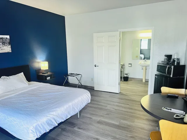 غرفة قياسية بسرير كوين بإطلالة على المدينة بغرفة نوم واحدة، Beaverhead Lodge Dillon Ex Motel 6 Dillon Mt 1/10