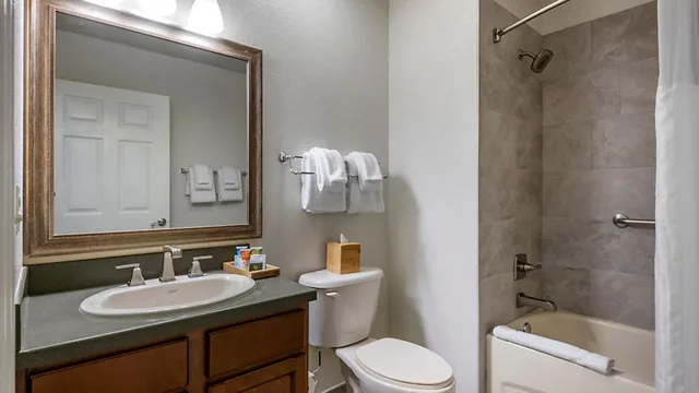 جناح ديلوكس بسريرين مزدوجين وسرير كينج بغرفتي نوم مع أريكة، Hilton Vacation Club St. Augustine 4/6