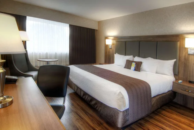 Room, King Bed, Street View، Days Inn by Wyndham Victoria On The Harbour 2/3