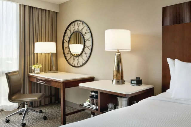 Room, King Bed, Mountain View, Hilton Fort Collins 1/2