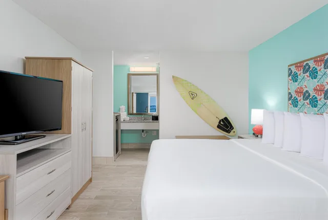 غرفة قياسية بسرير كينج في طابق مرتفع، Surf Sand Hotel 1/10