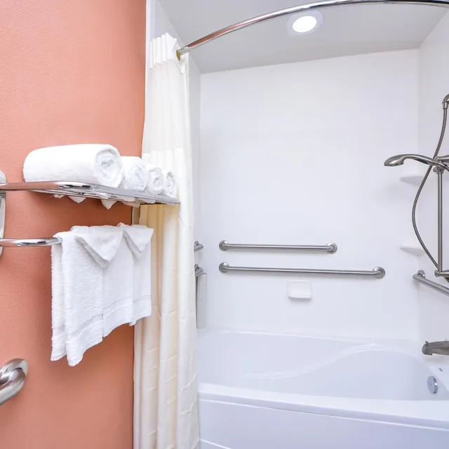 غرفة بسرير كينج بحوض جاكوزي لذوي الإعاقة، Sleep Inn Suites Austin Northeast 6/8