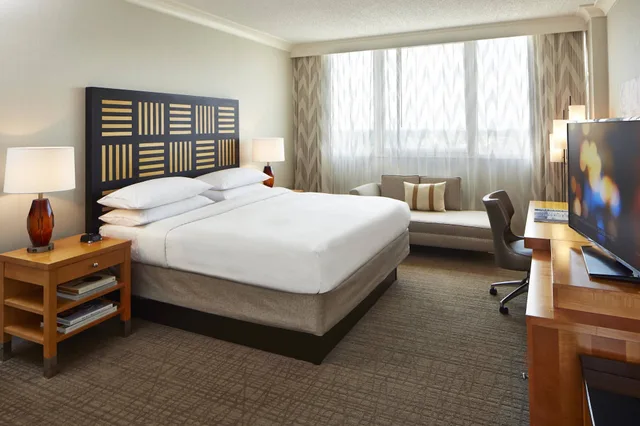 غرفة كلوب بسرير كينج، Renaissance Orlando Airport Hotel 1/2