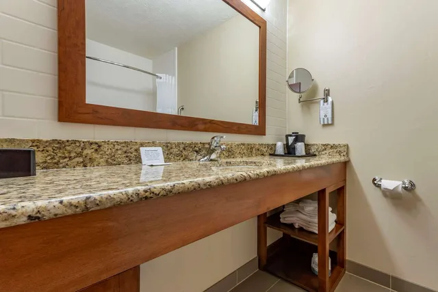 Upgrade, King Bed، Quality Inn Dover OH 4/4