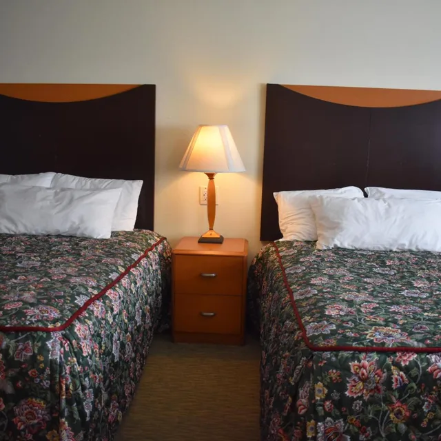 Standard, Double Bed, East Norwich Inn-Oyster Bay, Long Island, NY 6/10