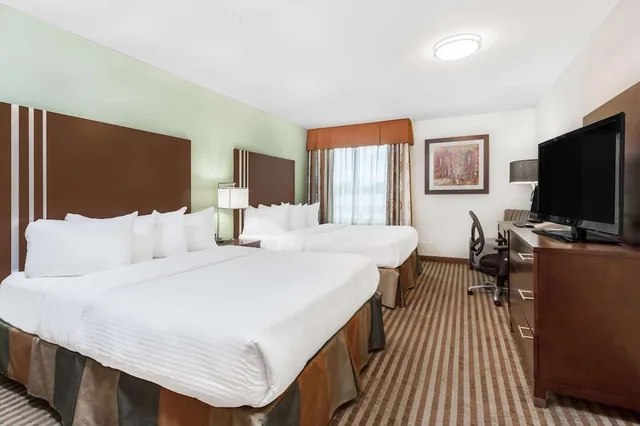 Efficiency, King Bed, Queen Bed, Ground Floor, Ramada by Wyndham Carlyle 6/13