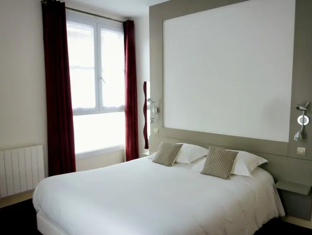 غرفة كومفورت مفردة بسرير كوين بحوض استحمام، Hotel Du Manoir 1/3