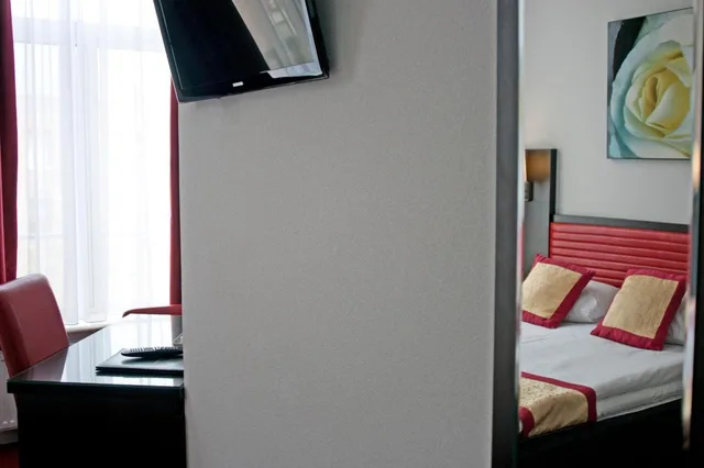غرفة ثلاثية بإطلالة على الحديقة بشرفة، Hotel Allure 2/3