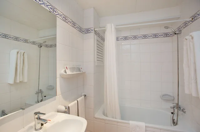 غرفة بسريرين منفصلين بشرفة بإطلالة جزئية على البحر، JS Cape Colom - Adults Only 4/5