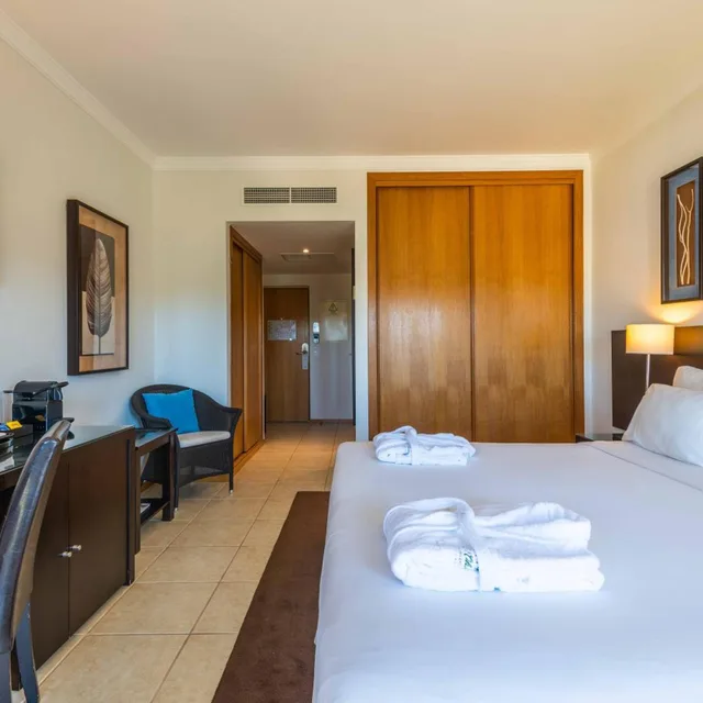 Room, Double Bed, Vale D'oliveiras Quinta Resort And Spa 2/5