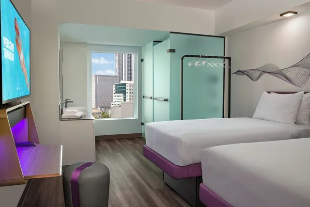 غرفة بريميوم بسريرين منفصلين، YOTEL Miami, Select by Hilton 1/4