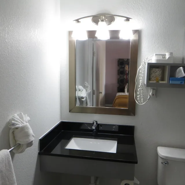 Room, 2 Queen Beds, Partial View، Arya Blu Inn and Suites (Ex Days Inn Ormond Beach Mainsail Oceanfront) 7/8