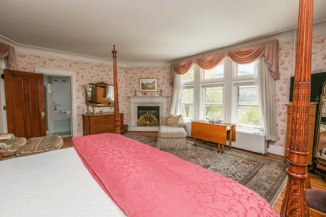 Grand, Mansion, King Bed, Panoramic Mountain View، Wilburton Inn 1/7