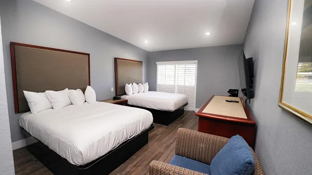 غرفة بسرير كوين بشرفة، Seaside Inn & Suites 1/10