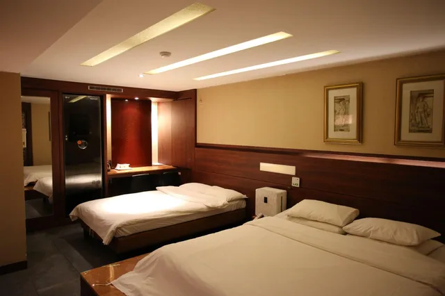 غرفة غراند بسرير مزدوج، Friendly Dh Naissance Hotel By Mindrum Group 2/8