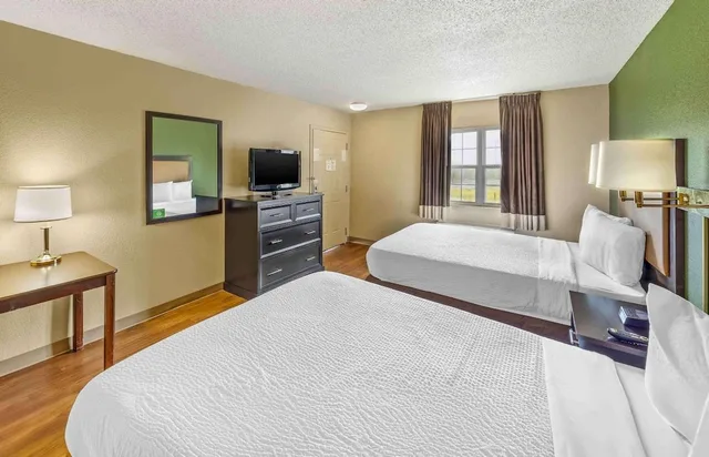 غرفة بسريرين مزدوجين بمطبخ، Studio 6 Suites Sacramento Northgate CA 2/7