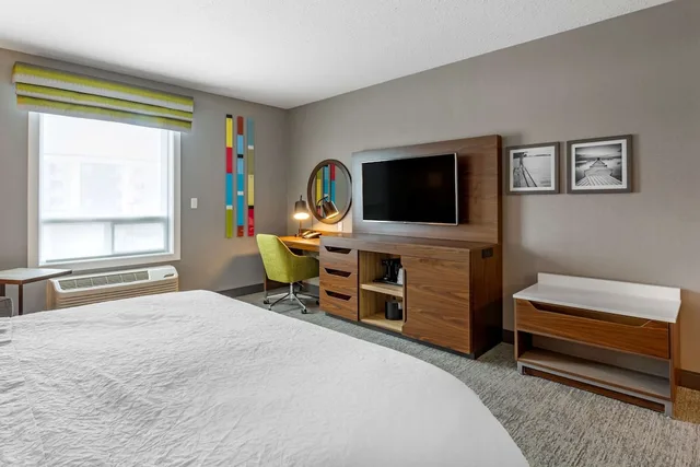 غرفة قياسية بسرير كينج، Hampton Inn & Suites by Hilton Edmonton/West 2/4