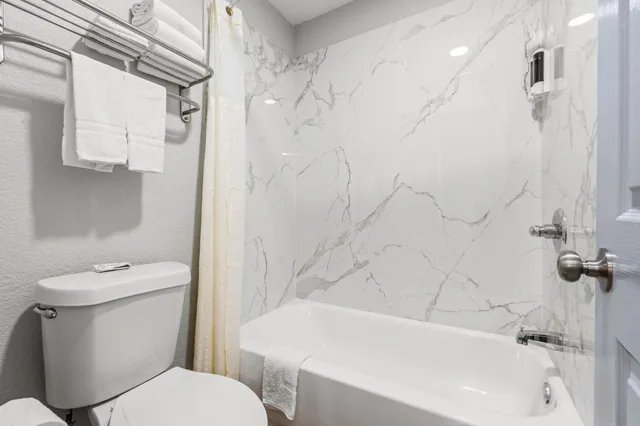 غرفة بسرير كينج، Econo Lodge Inn & Suites Sealy 7/10