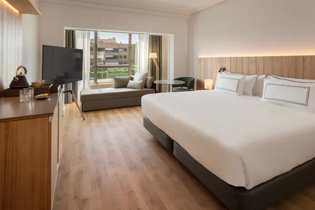 غرفة سوبيريور بإطلالة على المسبح، Melia Madrid Barajas 3/9