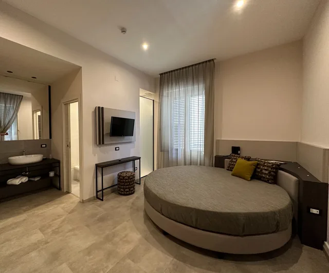 Deluxe, Triple, Round Bed, Hotel Tonic 1/2