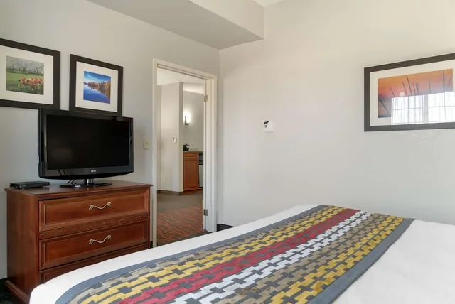 جناح بسرير كينج بحوض جاكوزي، Executive Inn & Suites 3/4