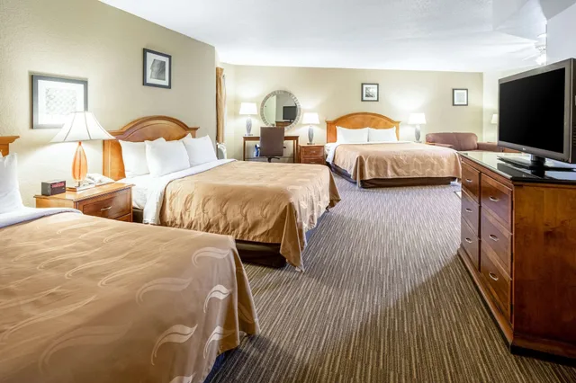 Upgrade, Efficiency, Suite, 1 King and 2 Queen Beds, Quality Inn Keystone near Mount Rushmore 2/5