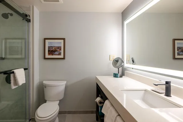 جناح ركني بسرير كينج مع أريكة لذوي الإعاقة، DoubleTree by Hilton Hotel Savannah Airport 6/7