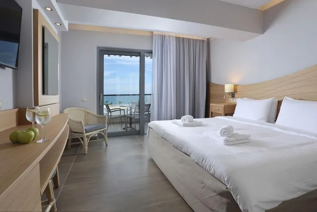غرفة عائلية بسرير كينج وسريرين منفصلين بإطلالة على البحر، Lyttos Beach Hotel 1/7