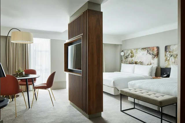 Kensington, Suite, 2 King Beds, Sofa, Executive Lounge Access, Large، London Marriott Hotel Kensington 1/3