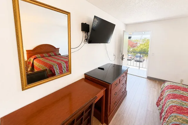 غرفة بسرير كينج بمطبخ صغير لغير المدخنين، Solano Inn Vallejo Napa Valley / Six Flags 2/5