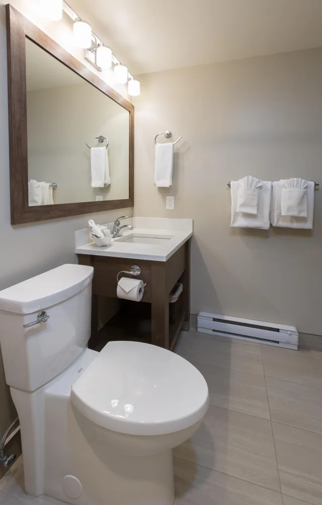 غرفة بسرير مزدوج، Embassy Inn 6/9