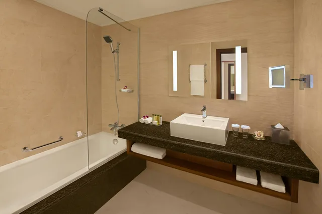 غرفة ديلوكس بسرير كينج بإطلالة على الحديقة، Double Tree by Hilton Resort and Spa Marjan Island 2/3