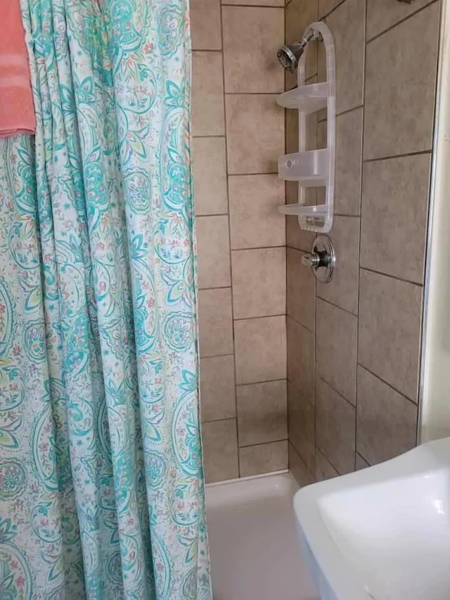 غرفة مفردة بسرير كوين، The Monarch Motel 2/2