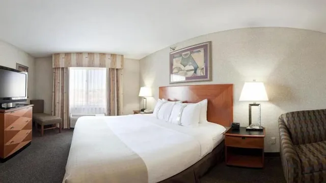 غرفة بريميوم بسرير كينج مع أريكة، HOLIDAY INN ROCK SPRINGS 3/8