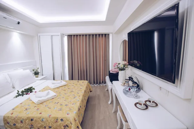Studio, Balcony, Princess Kinli Suites Hotel 2/9