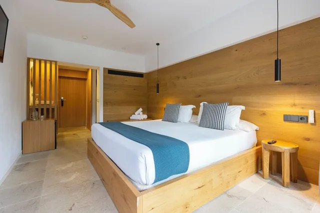 غرفة بسرير كينج بإطلالة على المسبح بشرفة، Las Gaviotas Suites Hotel 1/4